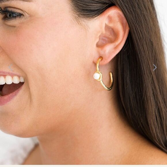 Susan Shaw Elegant Gold Hoop Earrings with Pearl Accent - Picture 2 of 4